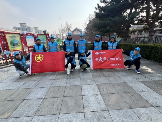 3月5日,國際公司組織青年的“東城雍和宮文明出行 禮讓斑馬線”活動結束后合影留念3.jpg